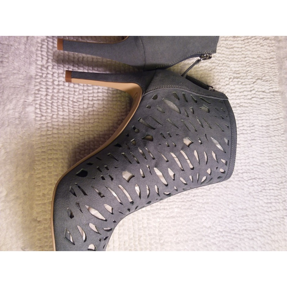 White House Black Market Shootie Stacey Laser Cut Gray Peep Toe Heels Sz 8 - Picture 13 of 16